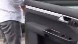 暖心大哥下车捡回前车扔的瓶子