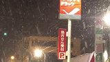 北海道的夜晚是真冷啊，下着雪刮着风，为了拍个某音，真豁出去了