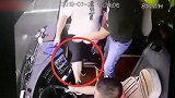 男子高速上脚踹大巴司机 因驾驶员制止其吸烟
