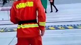 其实他还是一个大男孩，只不过是换了一身衣服扛起重任，变身成为勇士