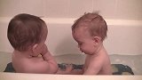 双胞胎洗澡面对面互逗，高兴的笑开了花，简直可以玩一整天