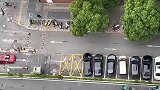 红车车主技术太菜，连倒车两次无法入库