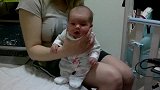 小宝宝吃多了奶，一直张着嘴表示不舒服，一定要妈妈给拍拍才安逸