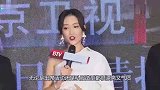 38岁王鸥现身机场，高扎马尾造型清爽又干练，穿粉衬衫气质出众