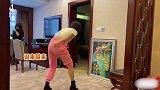 这状态羡慕了！宋妍霏妈妈酒店表演翻跟头，霸气直言：我是童子功