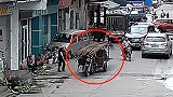 暖心！三轮车驾驶员突遭钢筋压身 30多名路人合力救人