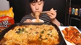 海旺小哥吃泡面+泡菜，大口猛吸，吃的又香又满足
