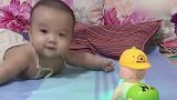 小宝宝第一次看到会发声的玩具，接下来这个反应好萌啊