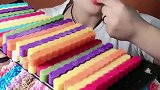 美女直播吃彩色巧克力，一口下去超过瘾！