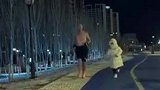 内蒙古六旬大爷坚持跑步41年 “现在带小孙女跑 希望她学会持之以恒 ”