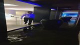 这下糗大了，一脚踩到水池子里，真尴尬！