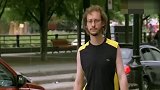 国外恶搞合集，男子晒伤，朋友还要过去打他