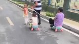 妈妈在路上遇到爷爷奶奶带着俩个孙子，网友谁还不是个宝宝！