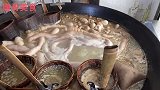 重口味美食，一口大锅煮肥肠一次煮150斤，日卖600碗