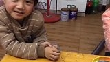 妈妈居然拿弹簧玩具蛇吓我们
