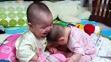 一个帽子引发的战争，双胞胎妹妹抢不过哥哥，呼救一声妈真暖！
