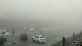 保定数十辆车因结冰湿滑连环追尾 目击者：跟碰碰车似的