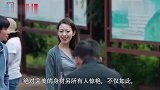 吉娜穿低领口衣服弯腰走路，吓得身后的郎朗连忙护住