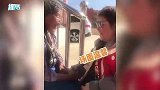 韩红给独居老人唱歌，蹲在地上紧握双手，动情歌唱让奶奶开怀大笑