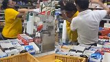 黑人女子强闯门店袭击亚裔 店员一个动作让其不敢放肆连声求饶