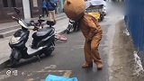 网红熊虽然力气小，却主动帮助别人清理道路，真是道德模范！