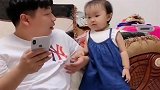 暖宝爸爸，你还不带我看动画片，小心我手上的垃圾桶！