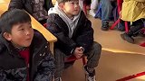 教室里捉到一个小帅哥