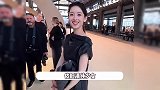 31岁章泽天香港看展，打扮韩系清纯似女大，又高又瘦状态松弛从容