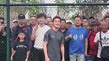 韦世豪观战安徽省青少年足球联赛 与球迷合影并为蚌埠队助威
