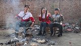 童年：小时候和小伙伴一起烤红薯，自己烤的红薯就是好吃，真有趣