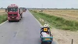 这路她也没办法让，你让她开地里让，好像她也不会这样