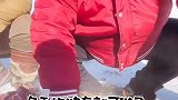 恩科准备了全牛宴，盛情款待毛子哥