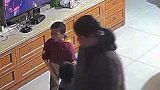 俩小孩打闹途中被电视吸引，立马跟着屏幕上的画面一起亲亲