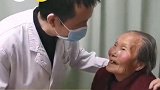 “我怕忘记你”医生在91岁老人手背写下仨字 （视频中和老人说话的并不是麻醉师） 感动 祝康复