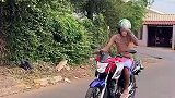男子放开双手玩翘头，似乎高看了自己