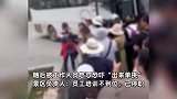 游客插队景区员工放任不管，男子看不下去质疑遭怼：不服过来单挑