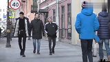 国外爆笑街头恶搞：男子做出躲避障碍物的举动，路人反应真逗