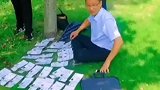 为给学生节约时间，老师将准考证一一排开