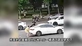 女子带娃骑滑板过马路被撞，幼童瞬间被卷车底，路人蜂拥跑来抬车