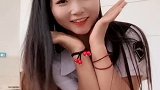 黑色热裤相配
