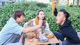 抠门小伙请客吃饭，只点一份火鸡面，朋友的表情太逗了