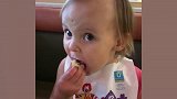 宝宝吃东西的时候，好可爱呀，真是萌翻了！