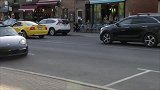 国外爆笑恶搞：乞丐都开始开跑车了，这也太扎心了