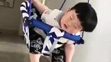 玩具掉了要惊醒？萌娃展示“一秒关机”！