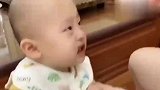 宝宝这期待的小眼神，把食物放在嘴里的时候，结局亮了！