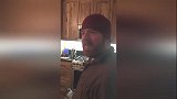 60岁老人边练瑜伽边喝酒网友们都惊呆了