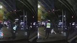 警方通报辅警踹倒骑行冲卡男子：涉事辅警被开除
