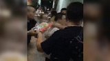 爱心接力！四川乐山暴雨 教室被淹200余名家长连夜抢救教材