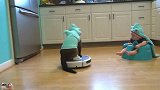 小猫咪变身成鲨鱼站在扫地机器人上，到处溜达，把小宝宝给乐坏了