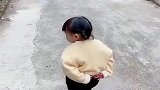 难怪闺女一出门走路，就是这个模样，往后一看，真是学到精髓了